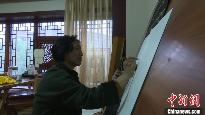拉孟在画唐卡。　吕杨 摄