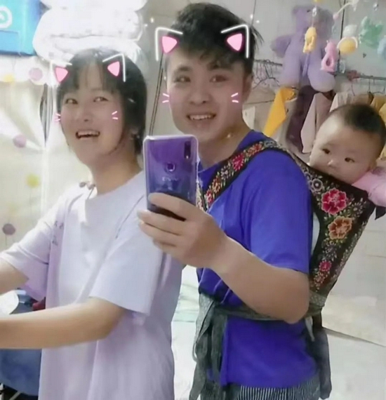  李园园一家旧照。受访人供图